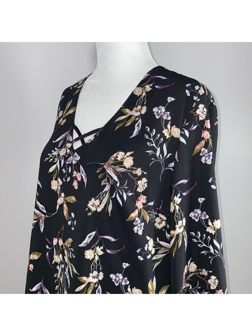 Dex Bell Sleeve Blouse V-Neck Black Floral - Picture 4 of 14